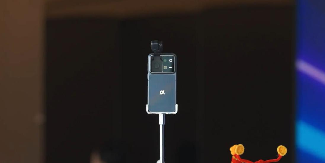 荣耀MWC将发布人形机器人，Robot Phone真机已提前亮相-新华网