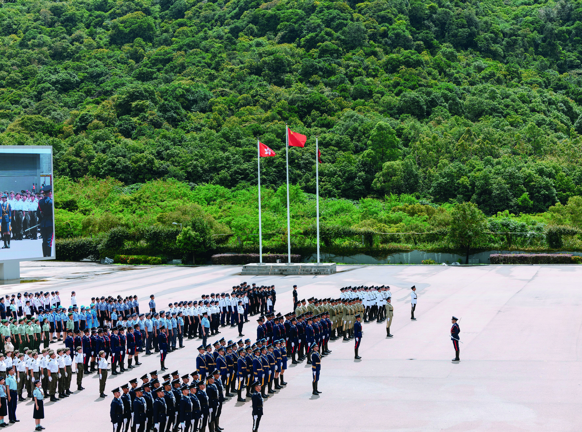 有國家安全的護航，750萬香港居民的福祉和各國投資者的利益才會得到切實保障。圖為2025年6月22日，香港特區政府保安局舉行香港國安法公布實施五周年紀律部隊及青少年團體升旗