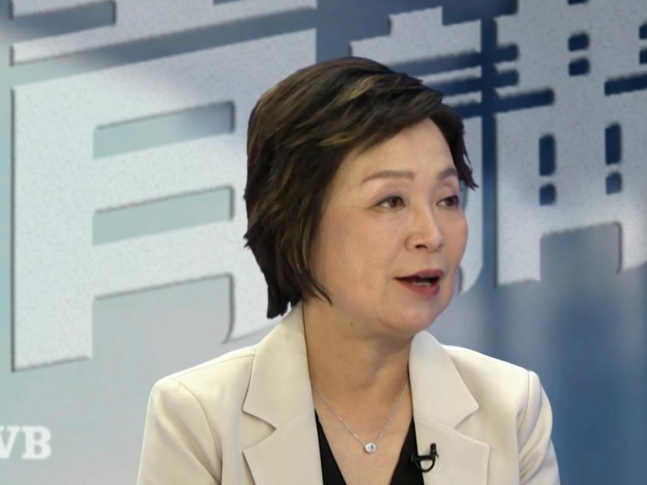 蔡若莲称现届政府不会改动16人“开班线”。 （无线电视节目截图）