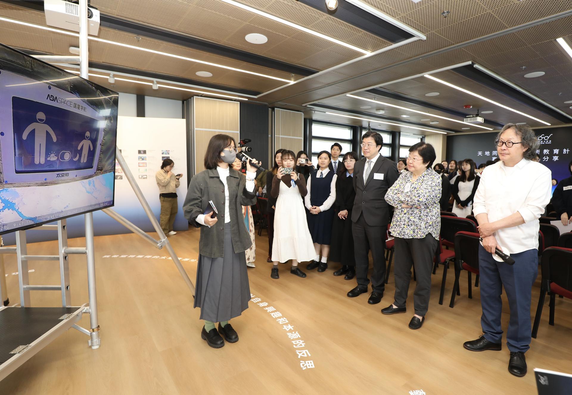 嘉宾参观成果展