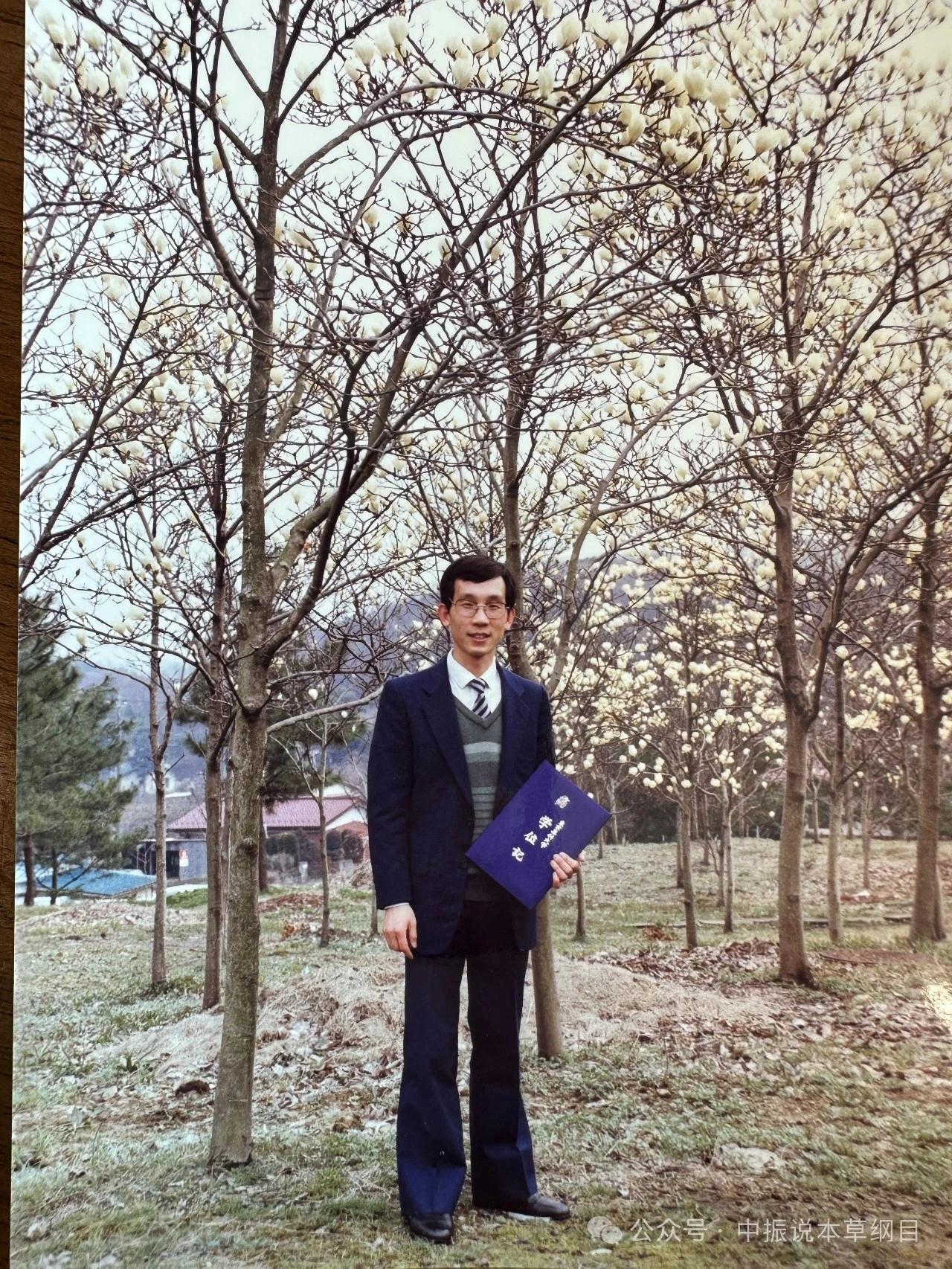 手持毕业证书与玉兰林合影