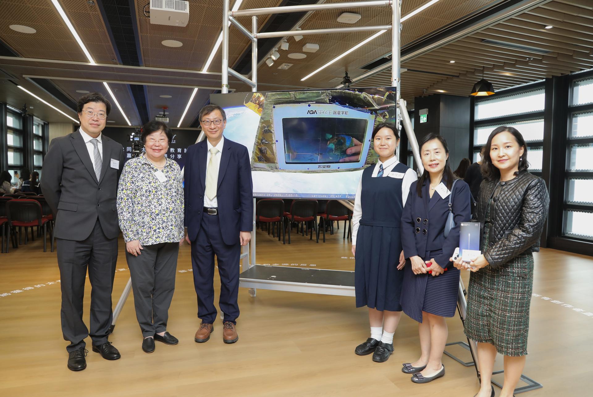 一众嘉宾在中学生太空艺术作品前合影留念