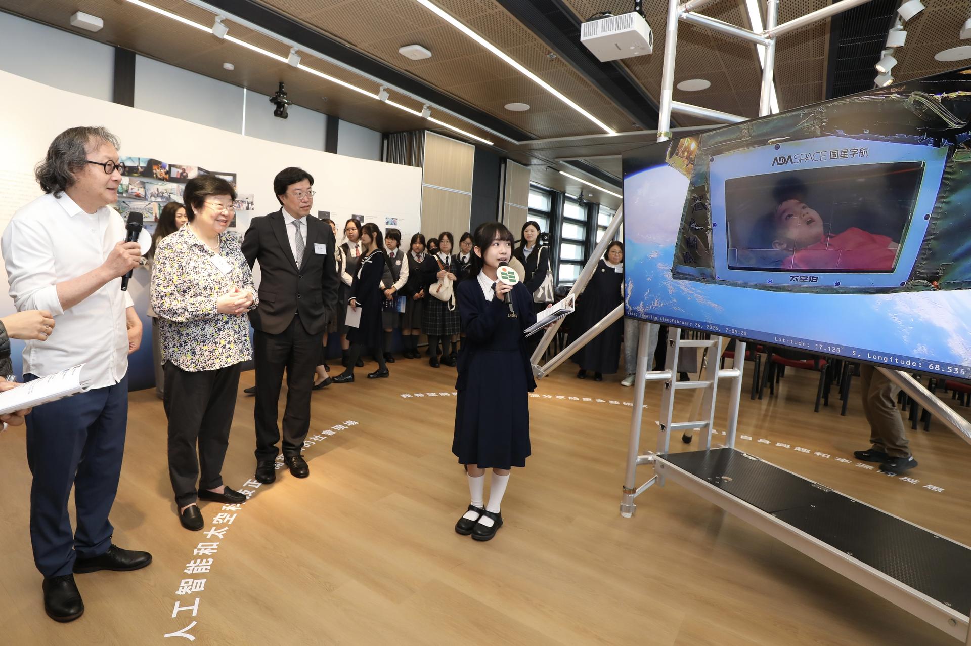 嘉宾参观成果展