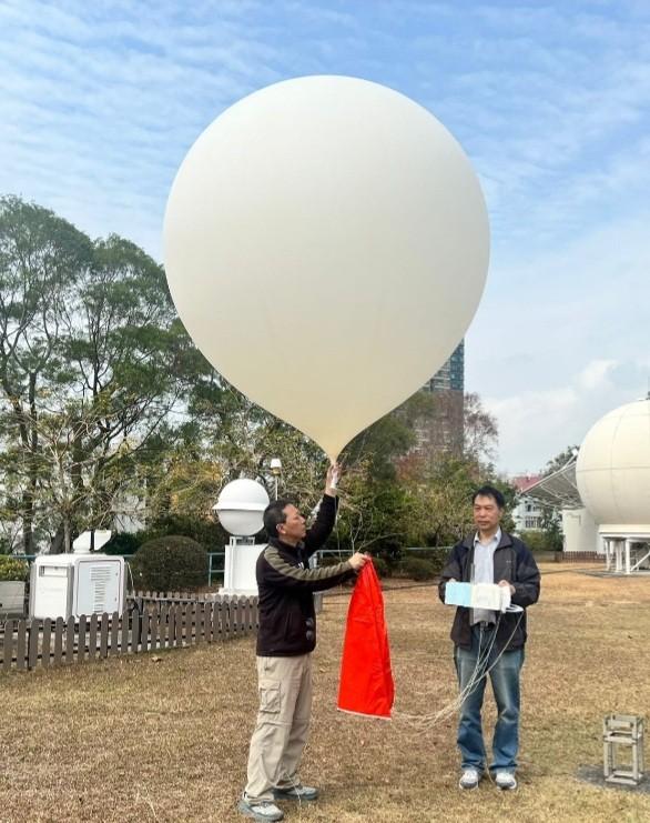 launching-weather-balloon