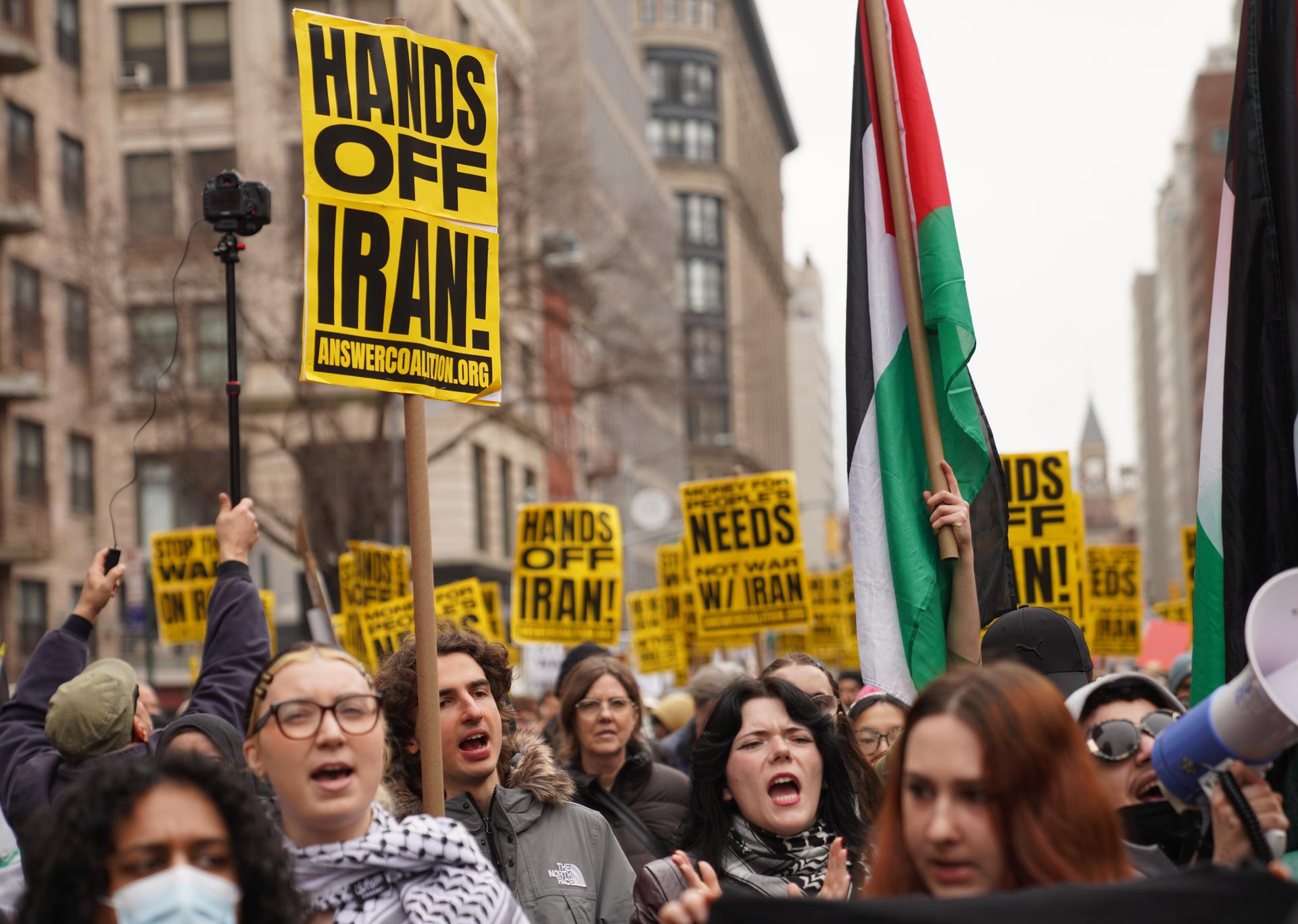 （新华视界）（1）+美国多地民众抗议对伊朗动武XxjpsgC000052_20260308_PEPFN0A001