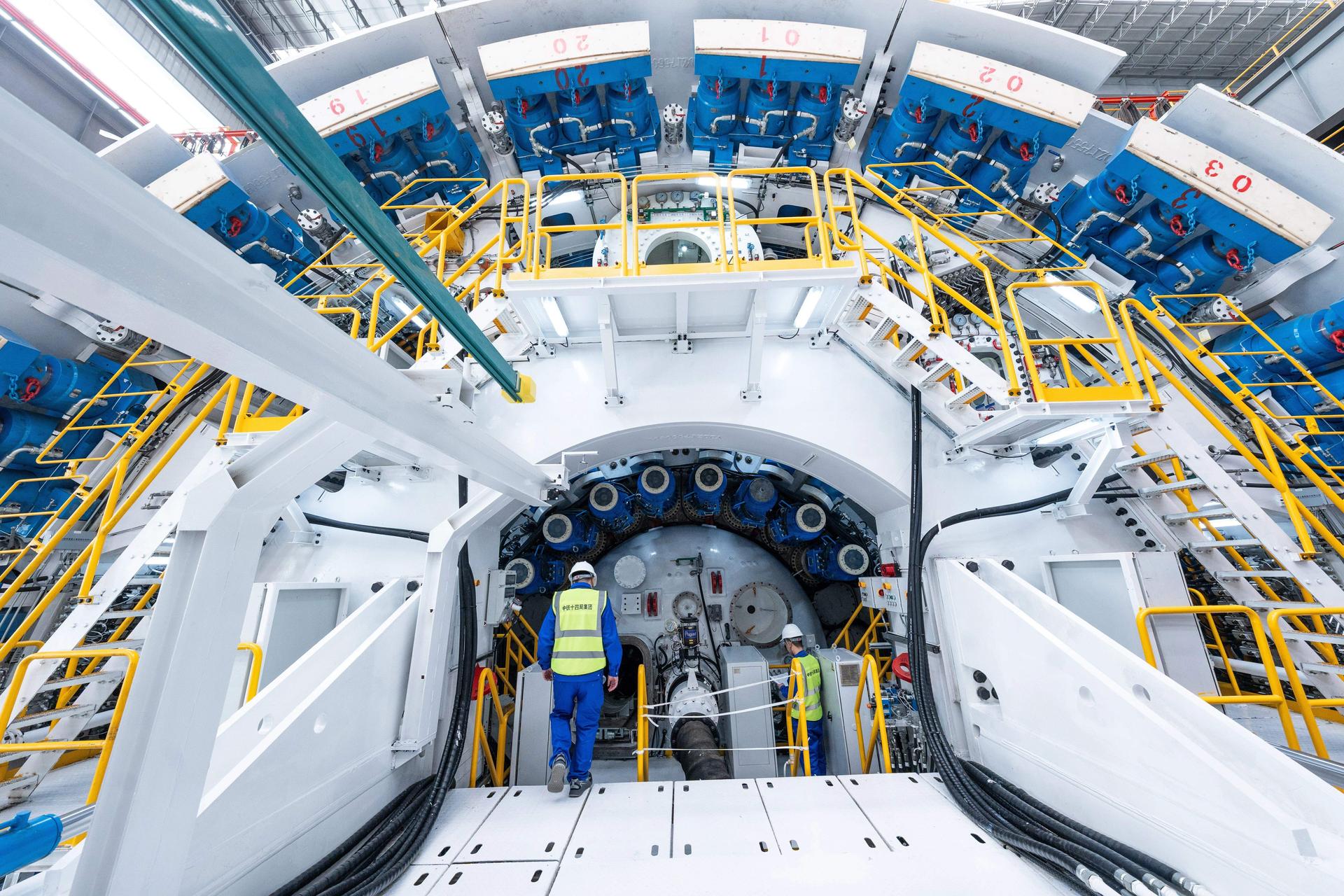国产超大直径盾构机“奋楫号”顺利下线(3)XxjpsgC000054_20260331_PEPFN0A001