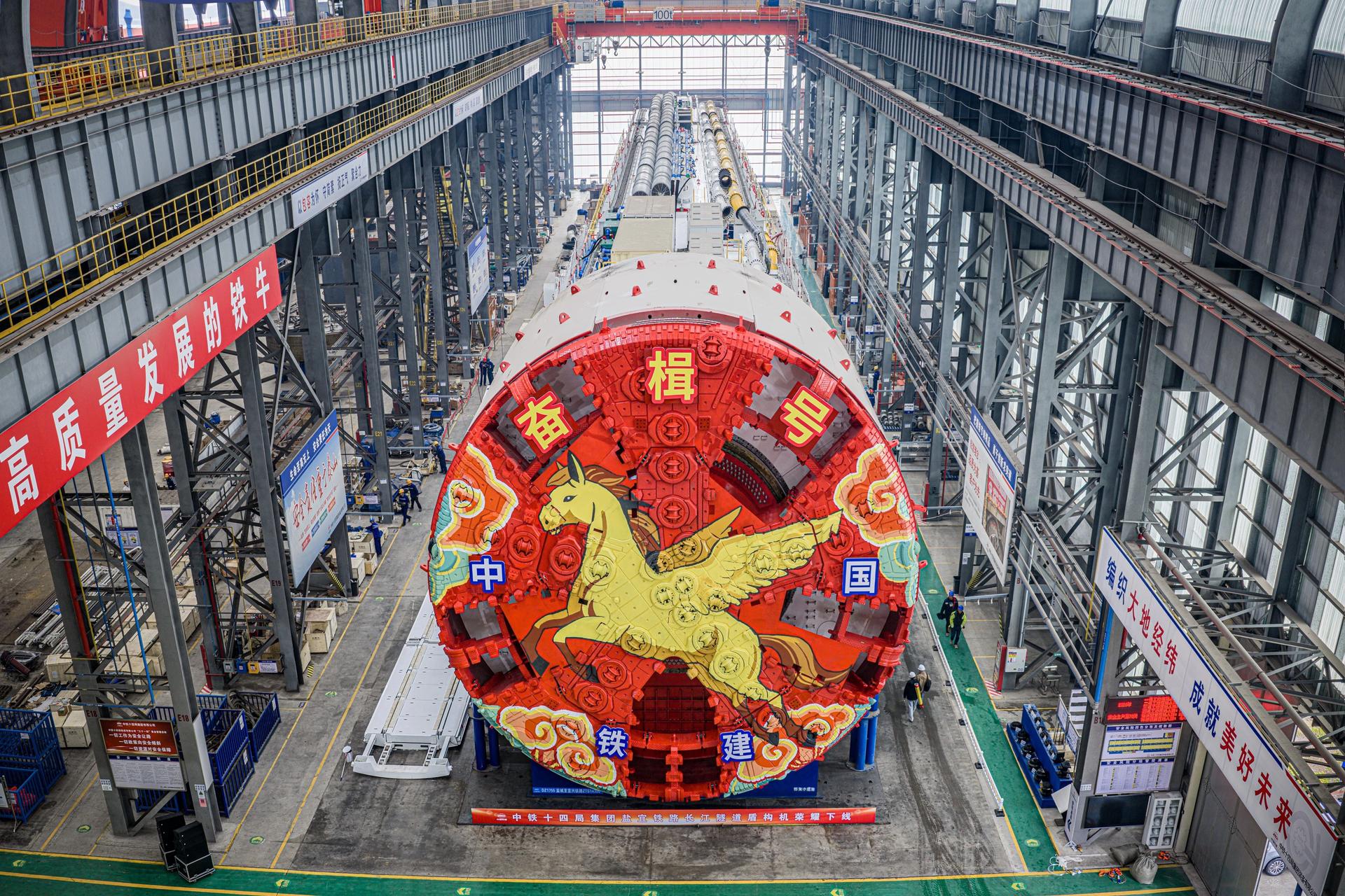 国产超大直径盾构机“奋楫号”顺利下线(1)XxjpsgC000049_20260331_PEPFN0A001