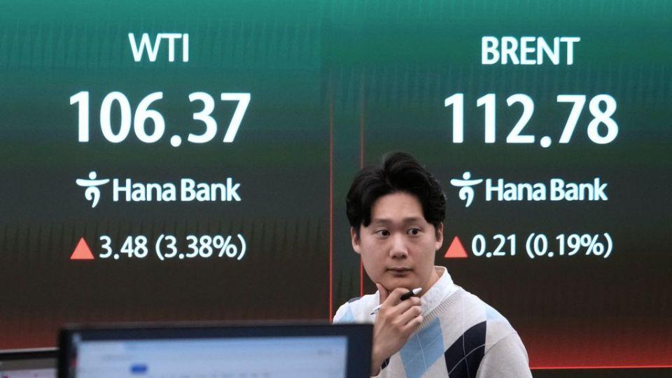 日韩股齐创逾17年最大单月跌幅-业界警告油价或见200美元