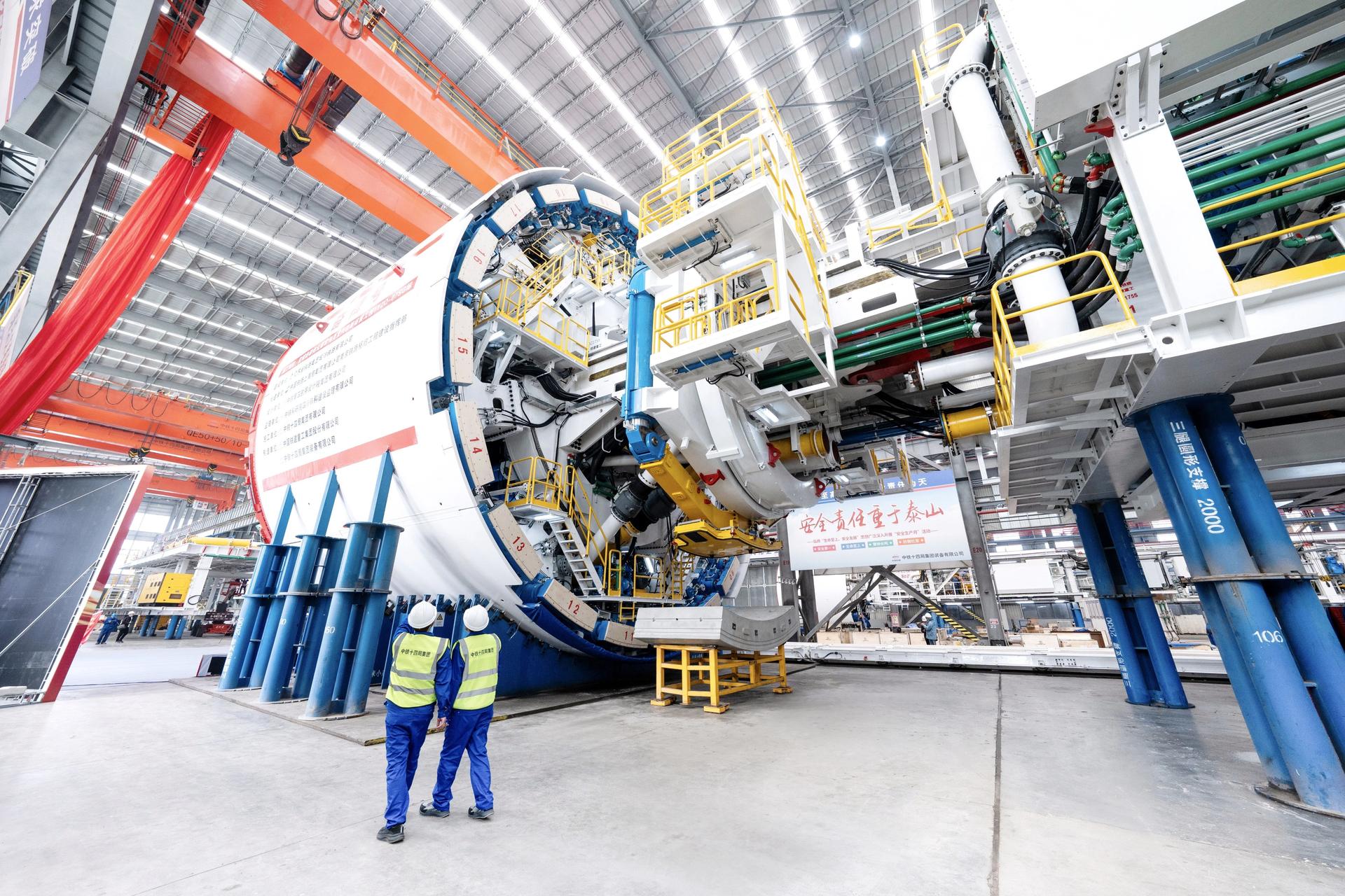 国产超大直径盾构机“奋楫号”顺利下线(2)XxjpsgC000051_20260331_PEPFN0A001