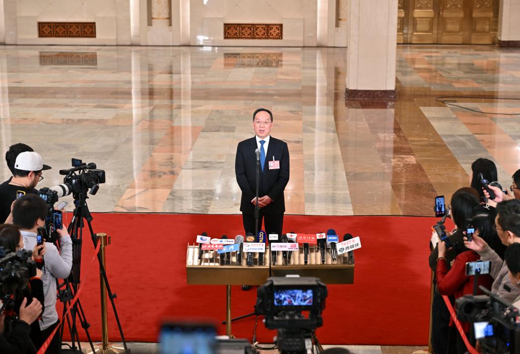 工業和信息化部部長李樂成在第十四屆全國人民代表大會第四次會議首場“部長通道”接受媒體採訪(圖:新華社)