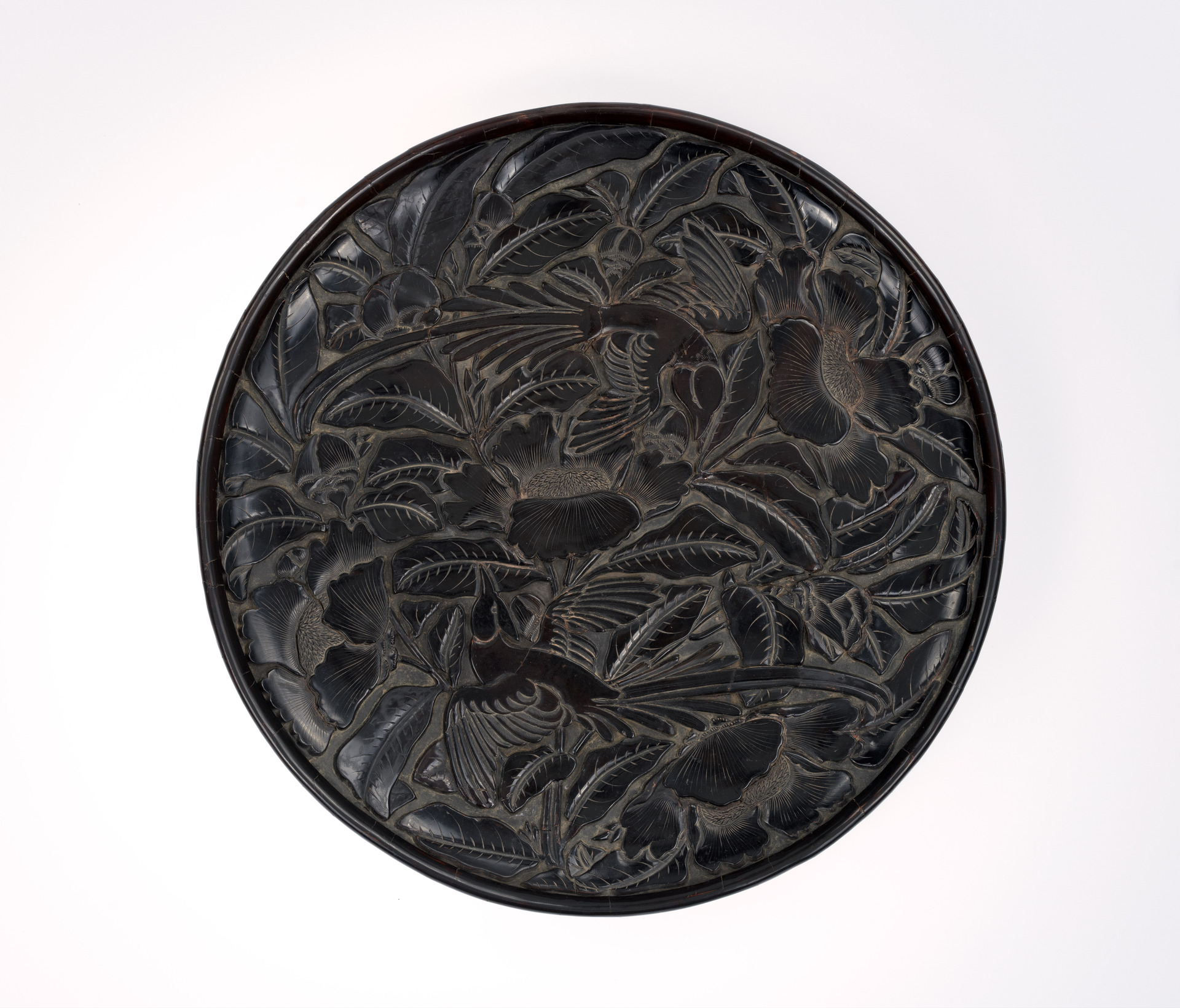 Photo 5_飞光飞光 Fleeting Fleeting Light_剔黑双鸟穿花纹圆盘