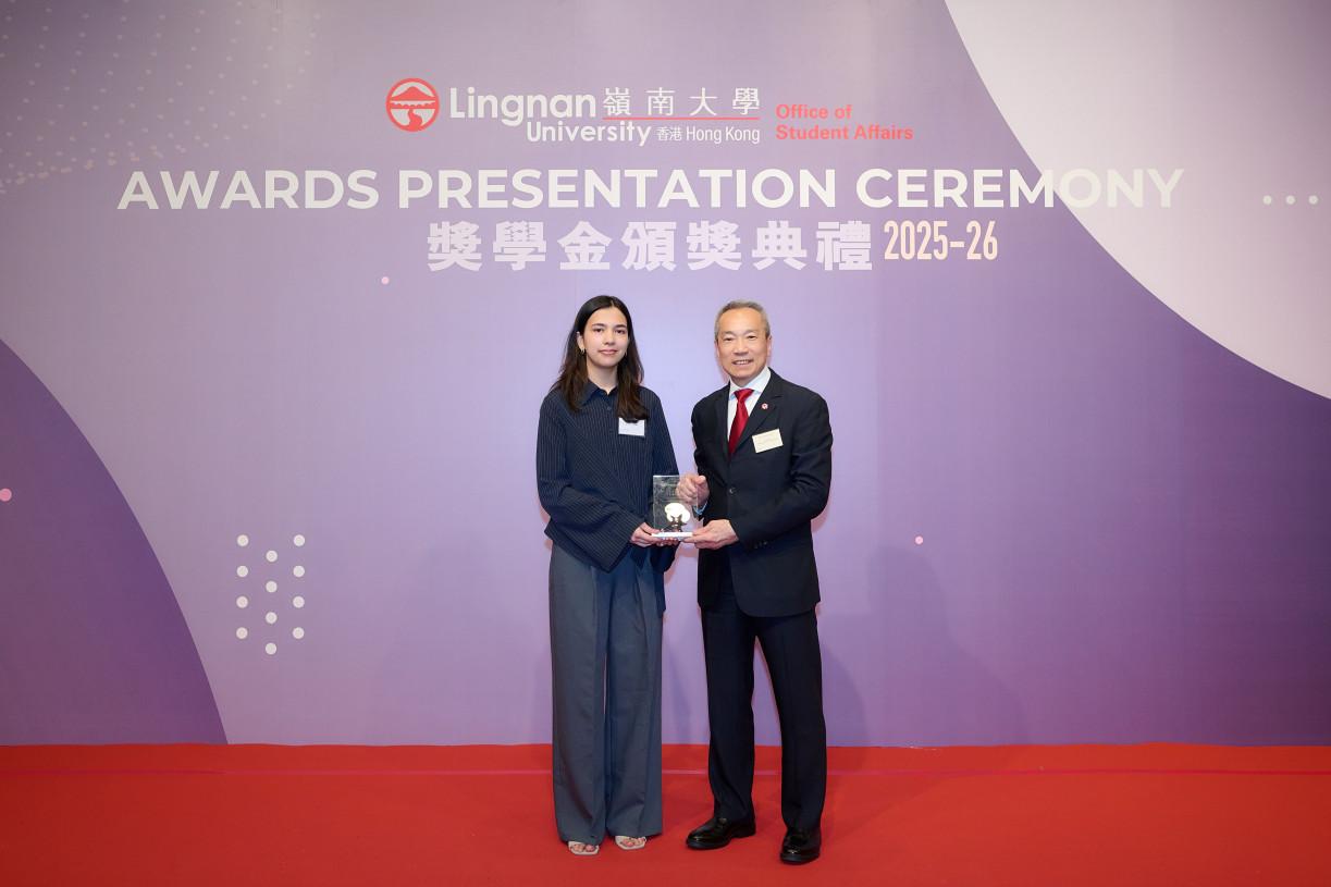 Seemi NISAR获选为“岭南教育机构大使计划 – 大学最杰出学生奖”。（左起：Seemi NISAR、岭南教育机构主席吕岳枝先生）