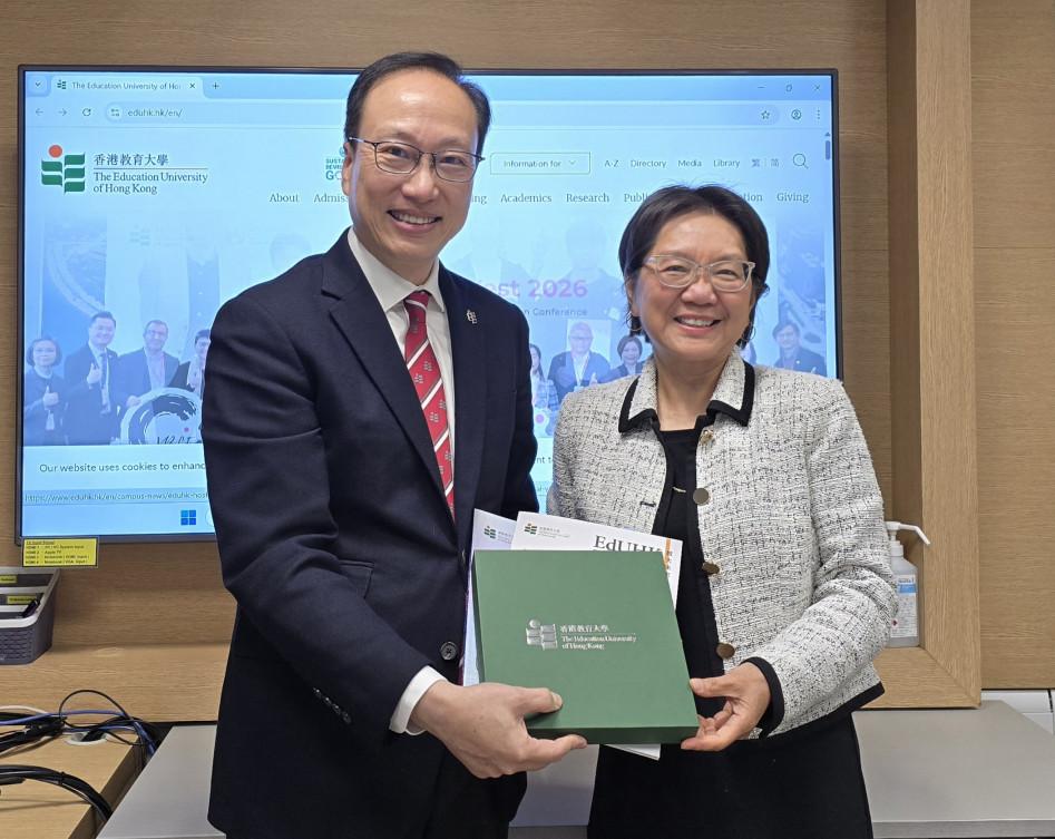 教大副校长（研究与发展）陈智轩教授（左）向滑铁卢大学健康学院院长兼公共卫生科学学院教授Lili Liu教授致送纪念品