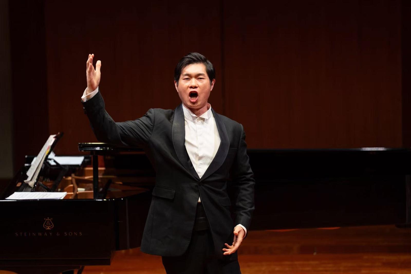 香港歌剧界天后级女高音叶葆菁,将与深圳歌剧舞剧院合唱团男高音蔡继瑜携手合唱经典名曲。