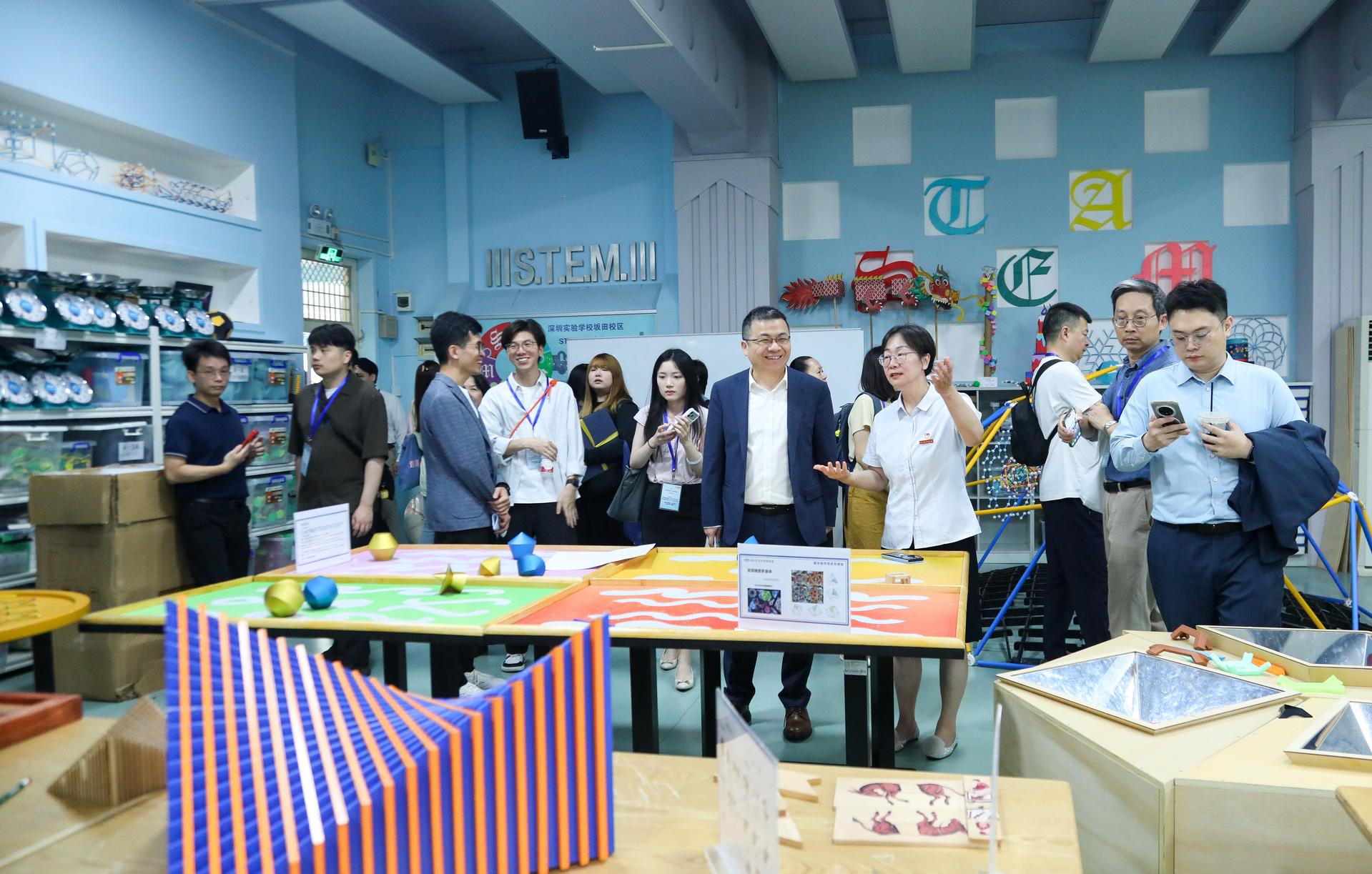 3. 考察團參觀深圳實驗學校坂田初中部數學探究館