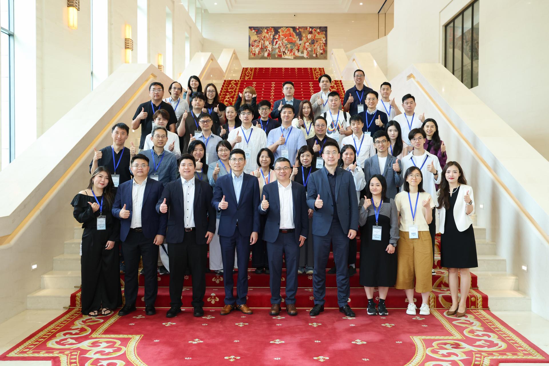 4.考察團與華為代表於華為深圳坂田基地合照.JPG