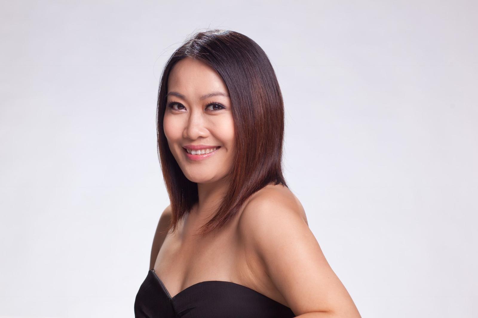 香港歌剧界天后级女高音叶葆菁,将与深圳歌剧舞剧院合唱团男高音蔡继瑜携手合唱经典名曲。 (2)