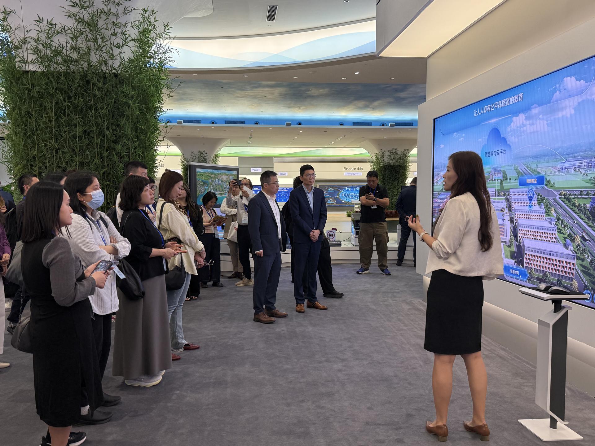 5.考察團了解華為在教育行業的智慧應用