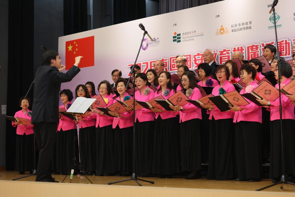 退休校長合唱團表演