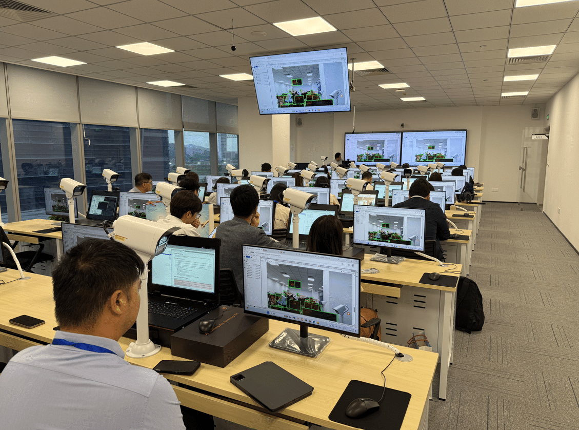 7.考察團在橫琴國際數智人才培養基地動手體驗AI工具