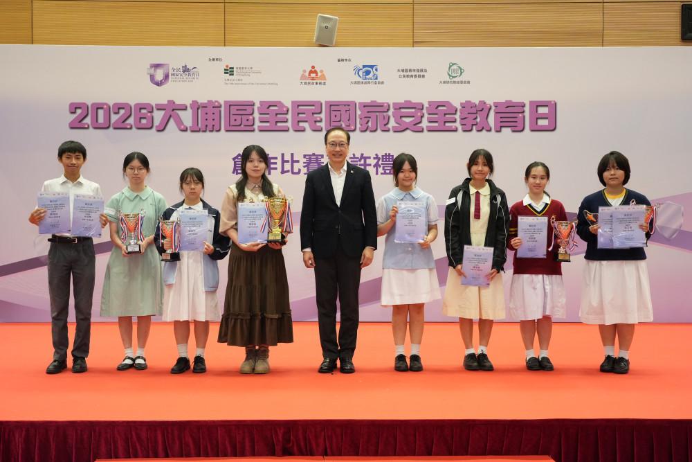 教大副校长(研究与发展)陈智轩教授为“人工智能共发展 维护安全齐有责”WhatsApp贴图设计比赛得奖者颁奖