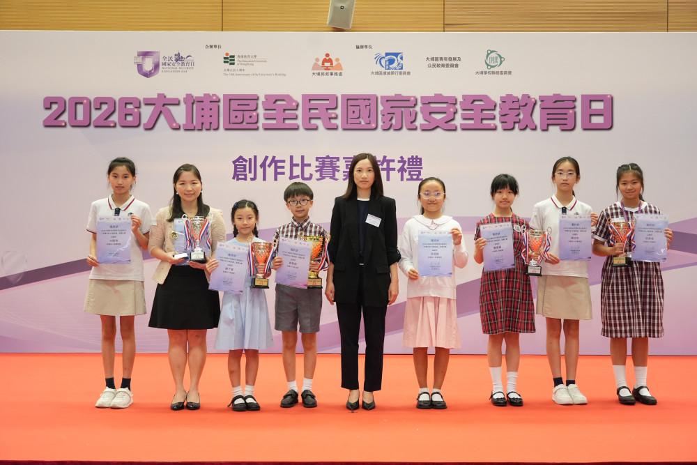 大埔民政事务专员钟慧婷女士为“齐讲生态 共护家国”演讲比赛高小组得奖者颁奖