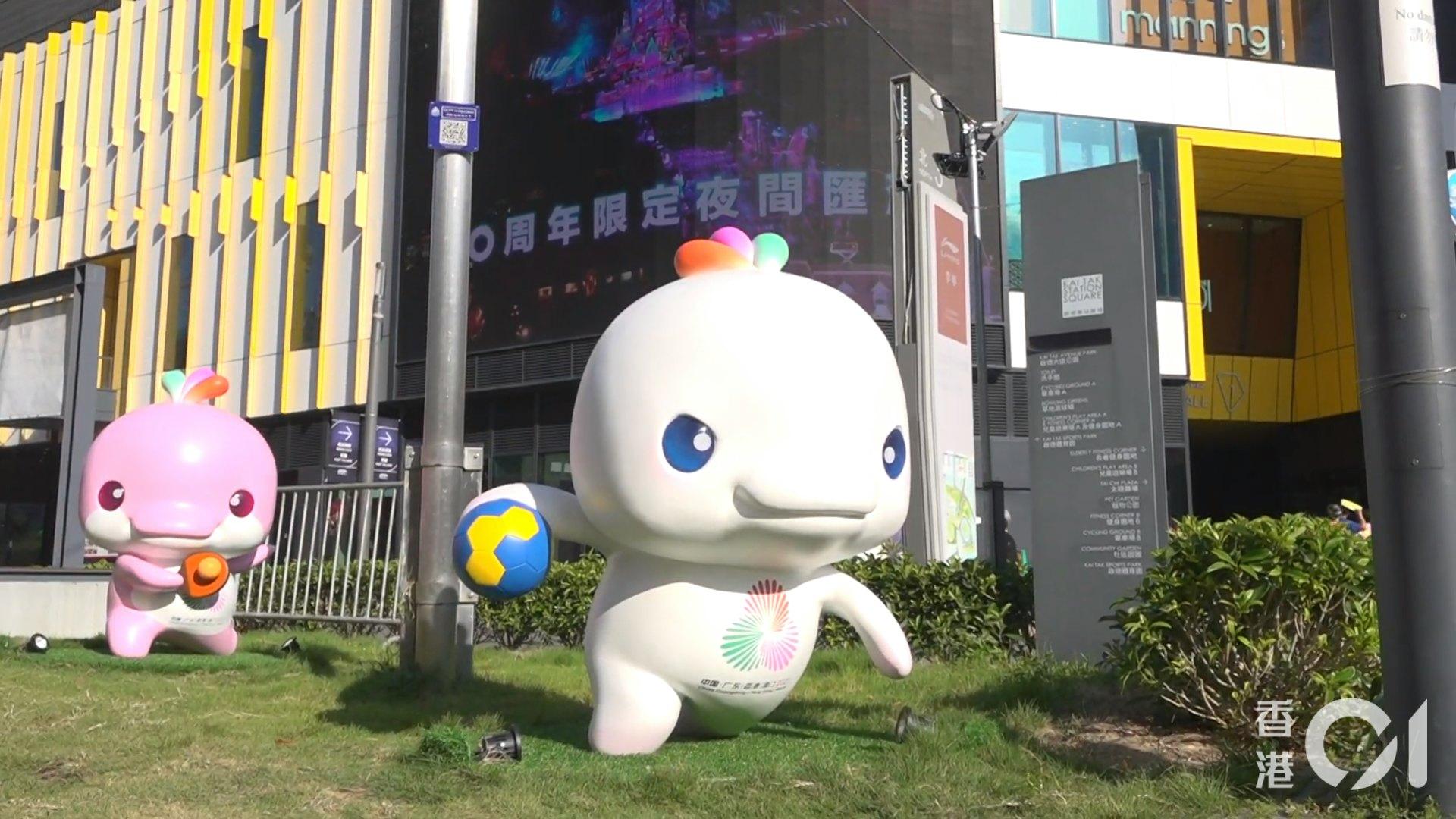 十五运会吉祥物“喜洋洋”、“乐融融”化身“运动员”，出现在园区内不同位置。（香港01）