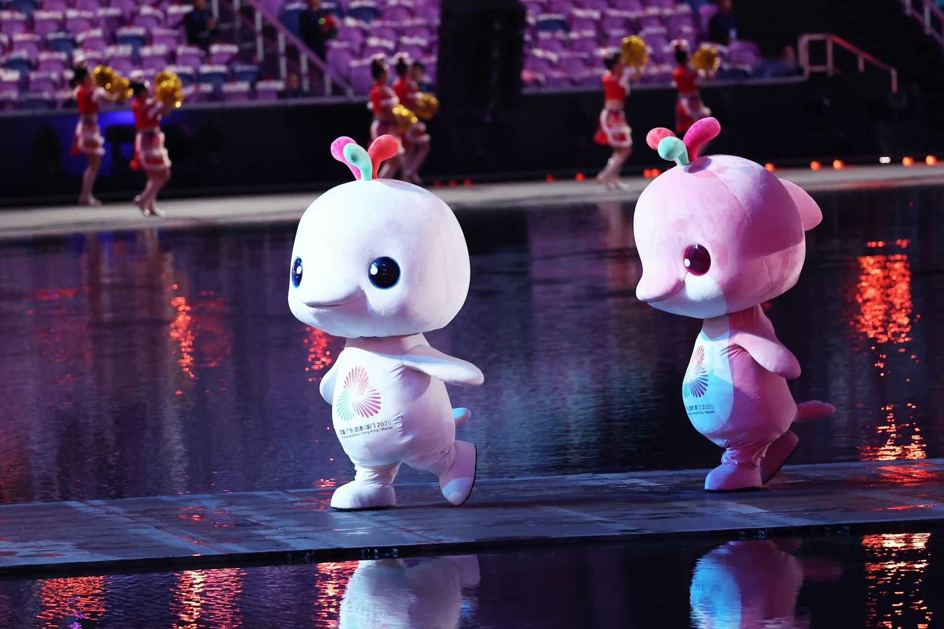 2025年11月9日，第十五届全国运动会吉祥物“喜洋洋”和“乐融融”在开幕式现场表演。（新华社）