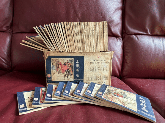 老師特別捎來的全套《三國演義》連環畫，此後我一直帶在身邊