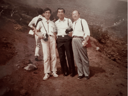 1987年，與恩師謝宗萬教授（右）同登富士山