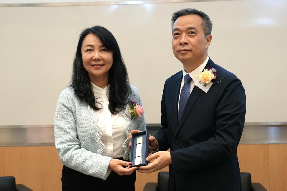 協理副校長(內地協作及發展)蓋會霞女士(左)代表國學中心向康震教授致贈紀念品