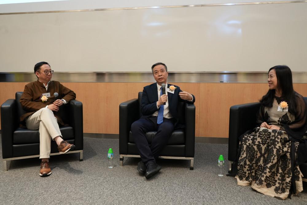 教大助理副校長(區域拓展)李輝教授(左一)及第十四屆港區全國人大代表、全國港澳研究會副會長凌友詩博士(右一),與康震教授對談