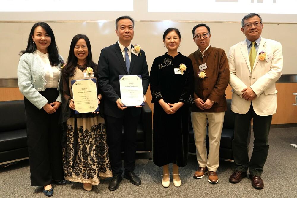 一眾嘉賓合影留念,左起:蓋會霞女士、凌友詩博士、馮燊均國學基金會主席鮑俊萍院士、李輝教授、國學中心執行聯席總監周立先生