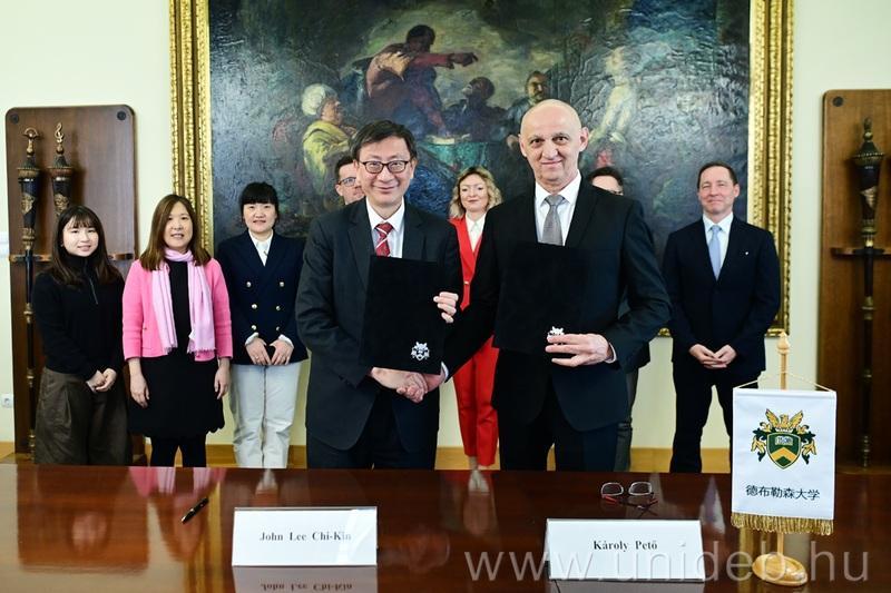 教大校長李子建教授與德布勒森大學副校長 Károly Pető教授簽署合作備忘錄