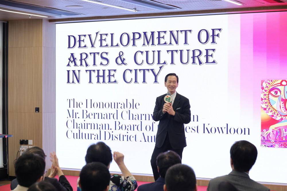 陈智思先生向现场观众发表演说，分享他对城市艺术与香港文化发展的见解