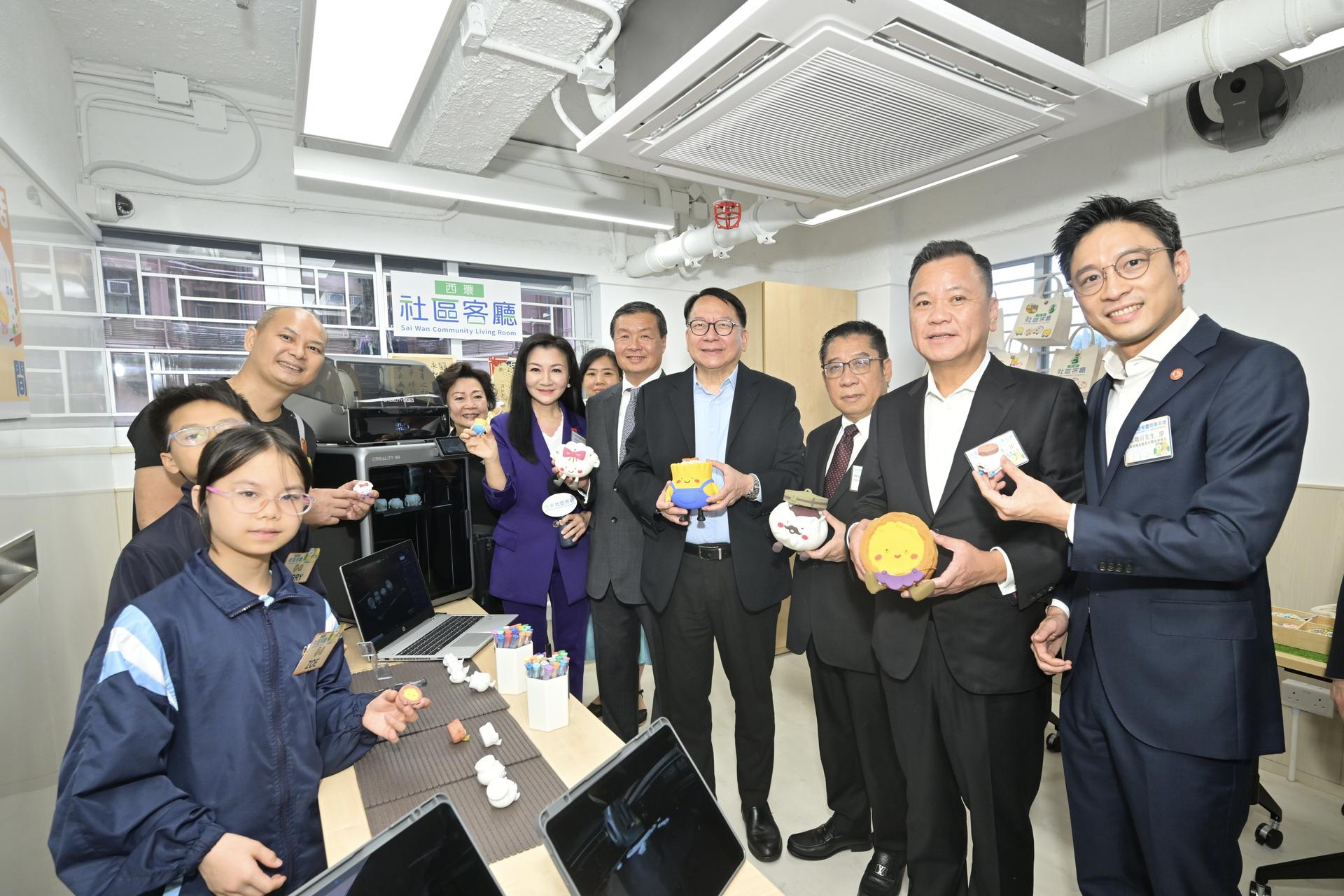 政务司司长陈国基(中)与西环社区客厅赞助机构及营运机构代表一同参观客厅，并与客厅会员就3D打印进行交流。
