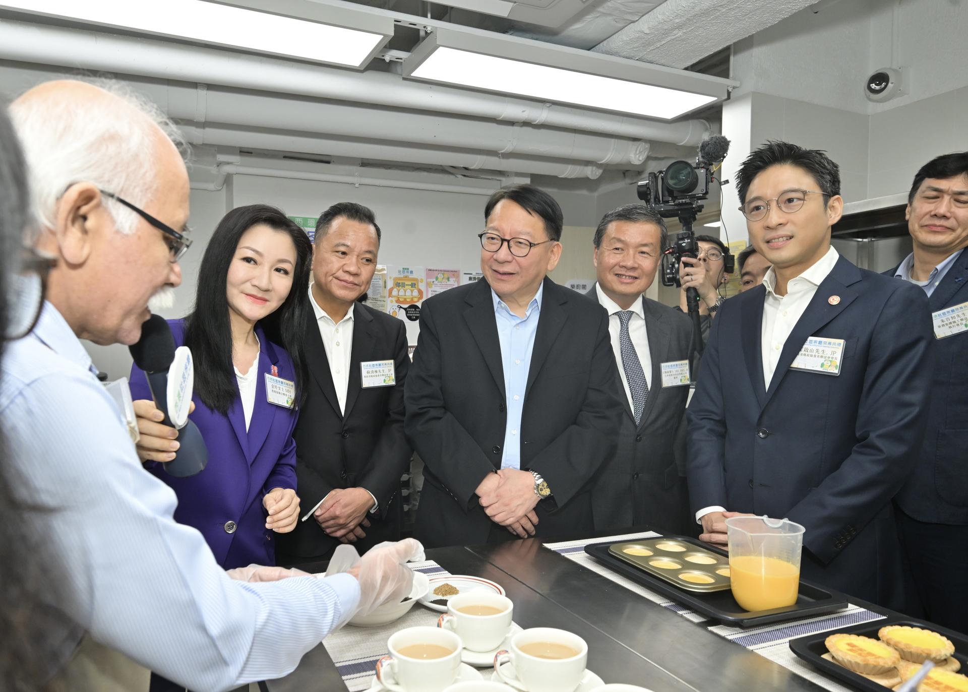 政务司司长陈国基参观西环社区客厅乐厨阁，并听取少数族裔会员介绍其制作的特色印度奶茶。
