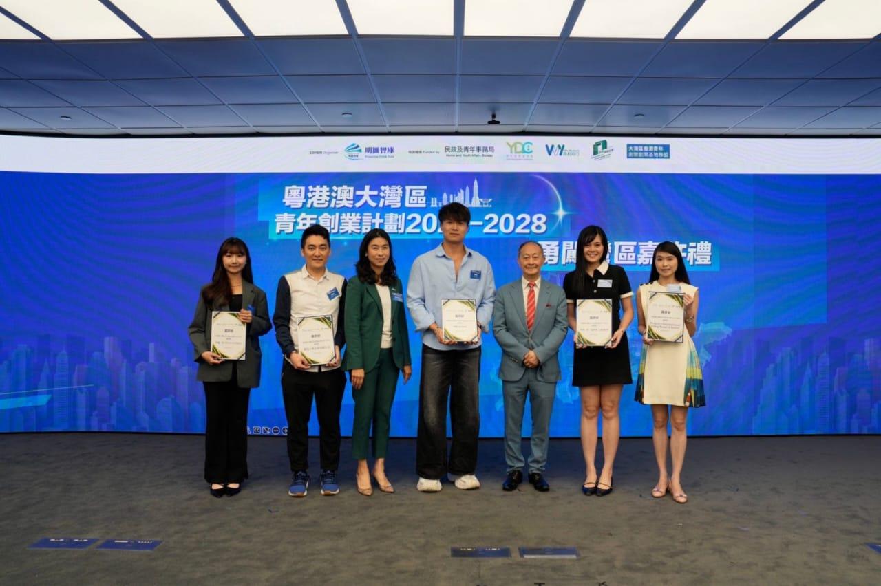 （照片四）港深创新及科技园有限公司 生态系统发展总监周依萍女士，明汇智库顾问 陈财喜先生 共同致送嘉许证书予优胜的青年创业团队