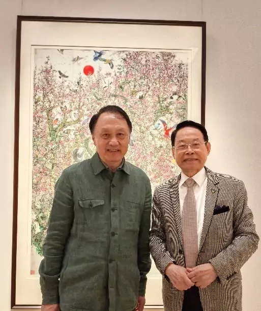 萧晖荣教授与画家王明明在作品前合影