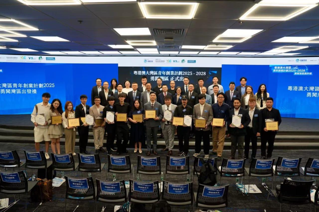 一众主要嘉宾与优胜入选团队合照