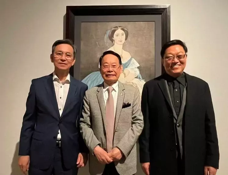 萧晖荣教授与何家英（左）、高云（右）的作品前留影