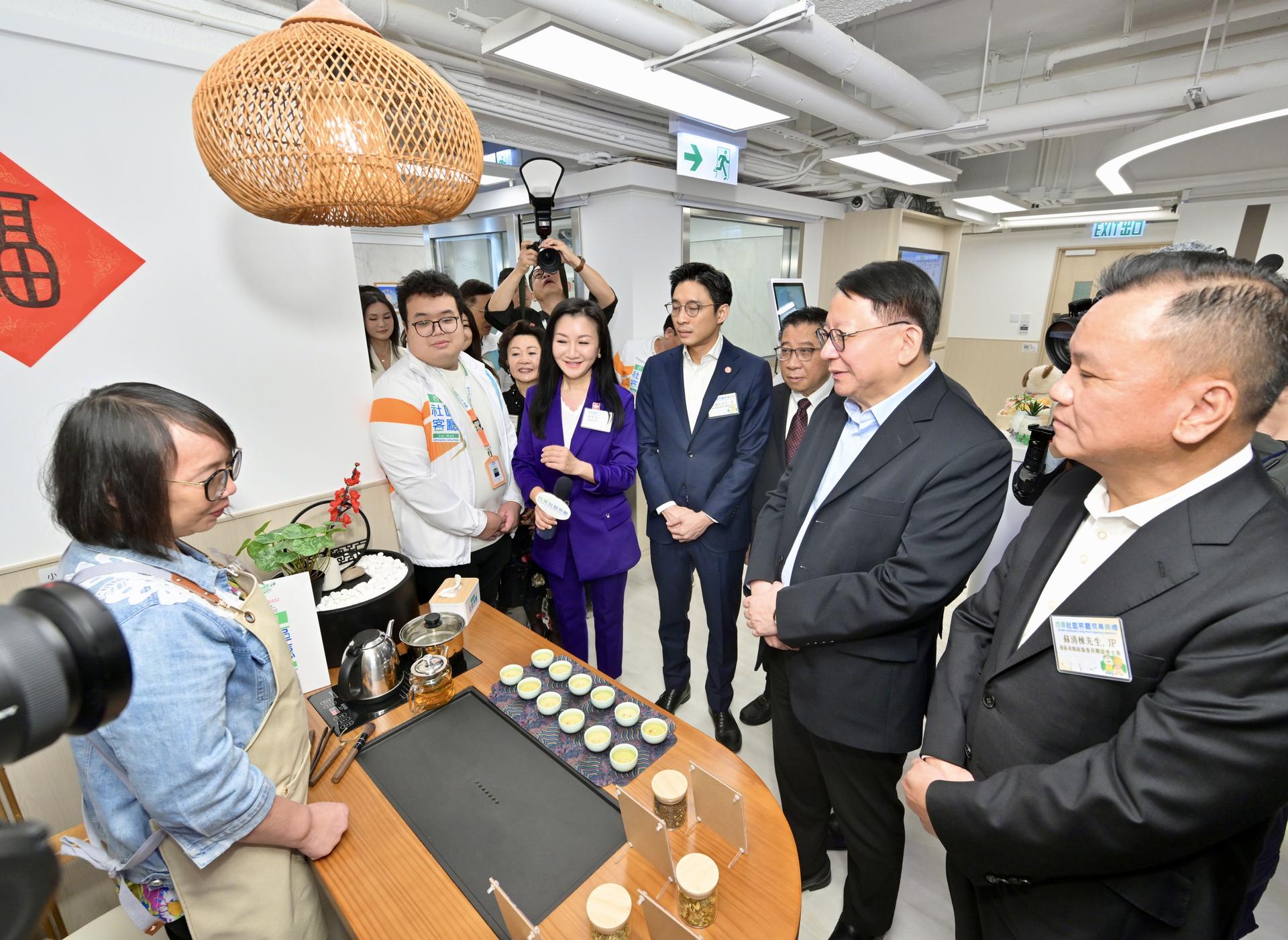 政务司司长陈国基参观西环社区客厅乐茗阁。