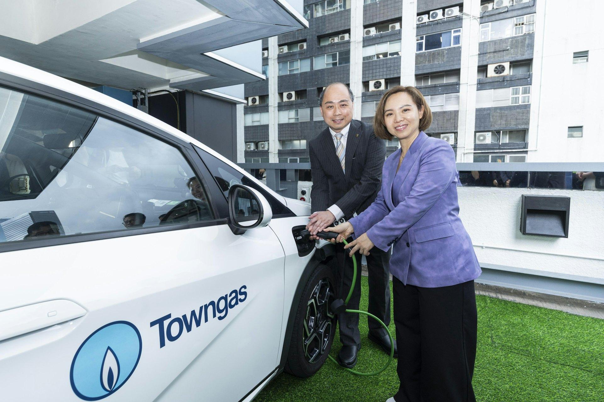 煤气公司营运总裁（香港业务）郑晓光（左）与立法会环境事务委员会主席陈家珮（右）体验氢能充电系统为电动车充电。（煤气公司提供）