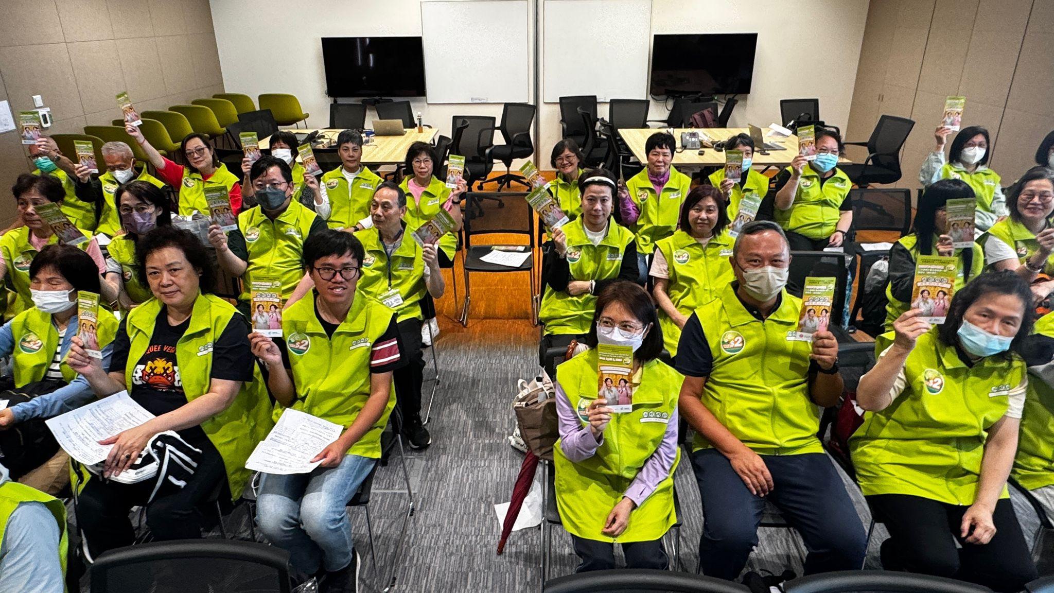 可能是讀書和單簧管的圖像