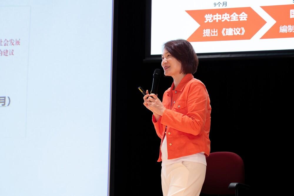 第十四届全国人大常务委员会委员、香港立法会主席、教大荣誉教授李慧琼以“2026年全国两会精神宣讲”为题发表演讲
