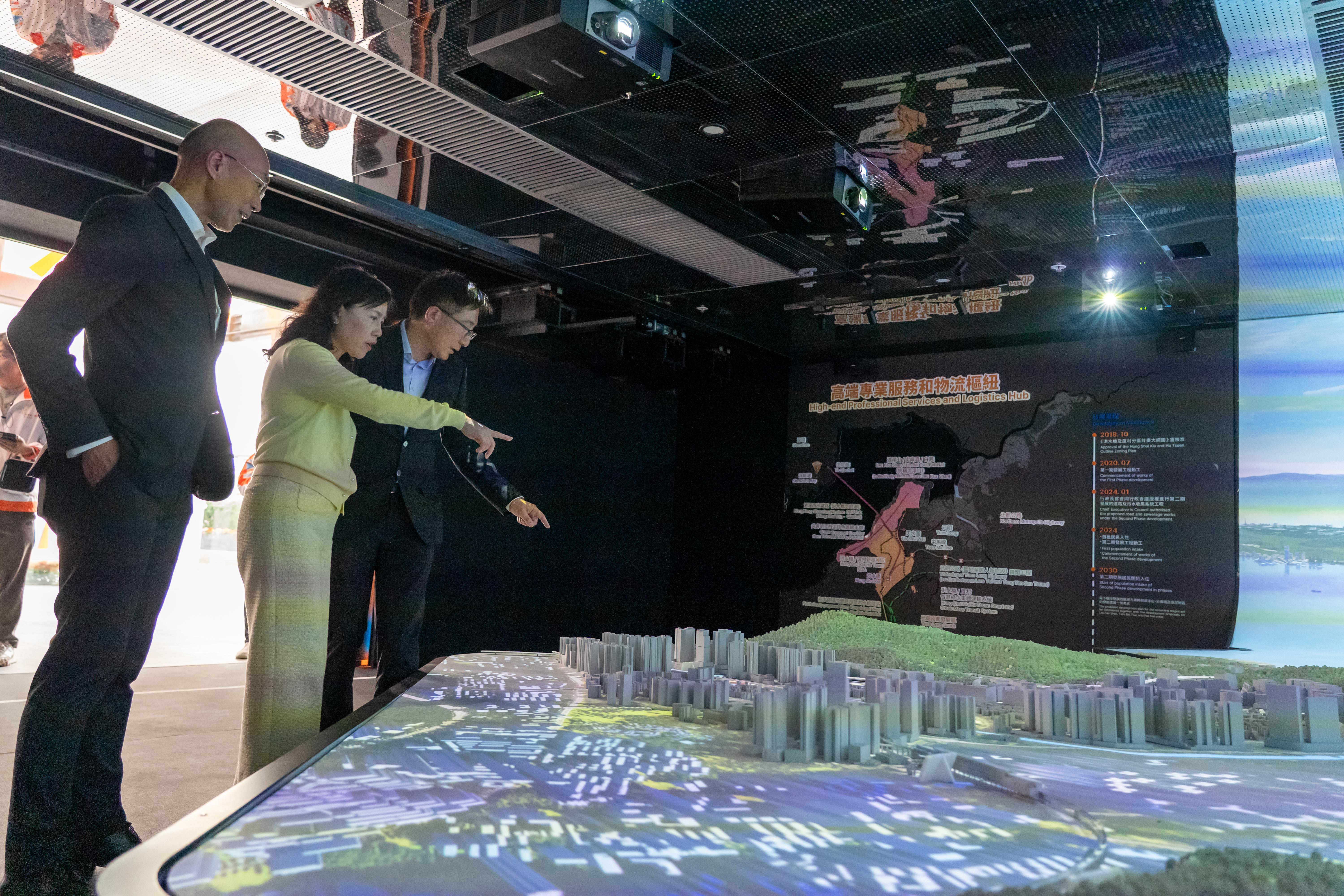我和團隊上周隨立法會發展事務委員會視察北部都會區發展，向立法會介紹如何打通接駁北都的脈絡，以及位於洪水橋現代物流圈的布局。