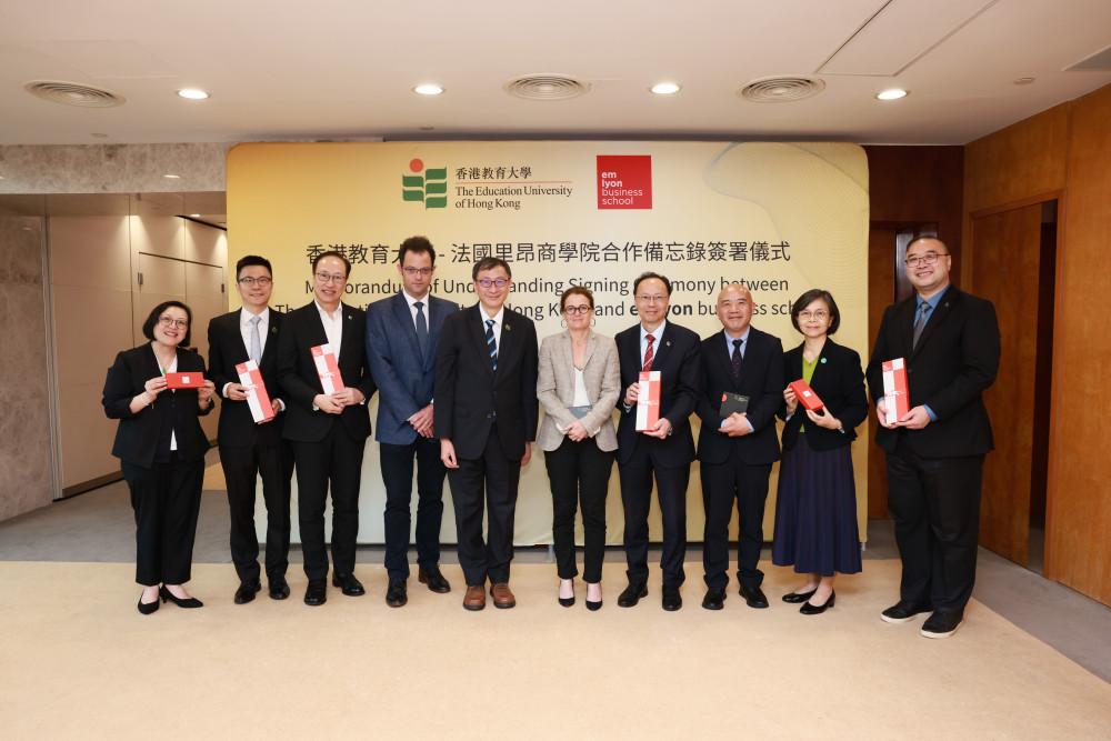 教大代表接受法国里昂商学院致送的纪念品