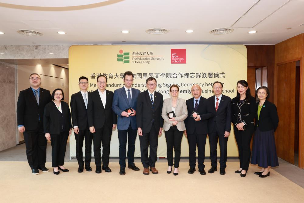 教大代表向法国里昂商学院致送纪念品