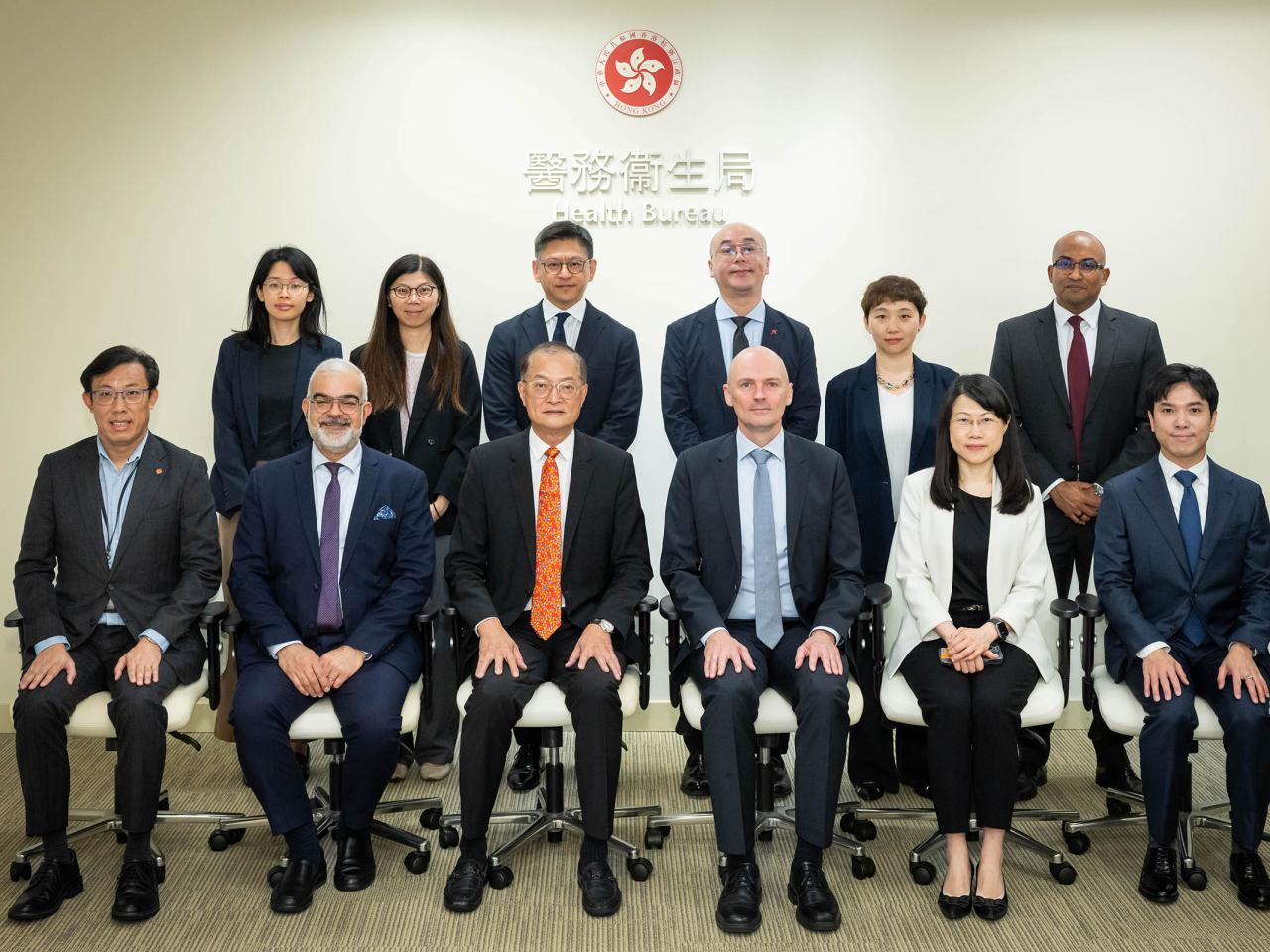 卢宠茂教授(前排左三)、沈博(前排右三)和其他与会者合照。(政府新闻处)