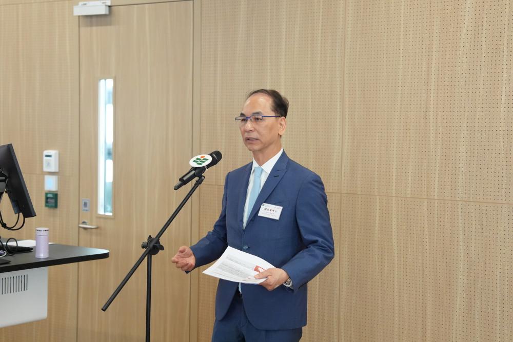 第十四届全国政协委员、沪港社团总会永远荣誉会长关百豪博士发表演讲